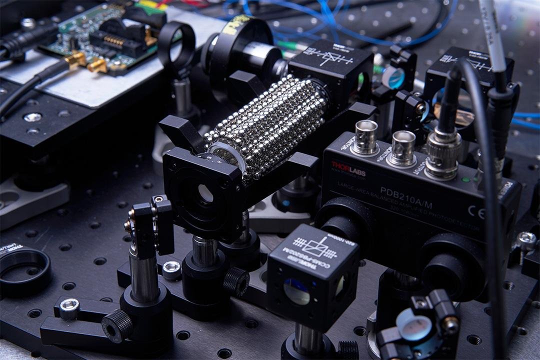 Optical measurement bench with photodetectors and precision optics